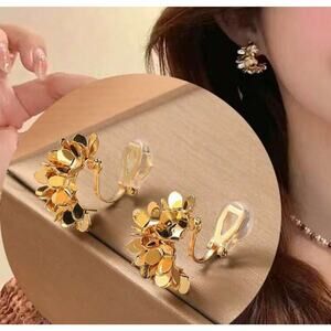 Trendy clip on 1" shiny gold flower cluster earrings